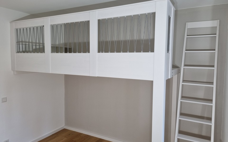 Ein schönes Hochbett in weiß mit grauen Seilen im zick zack Muster! Die stabilen Seile bringen einen maritimen Look in das Kinderzimmer.
