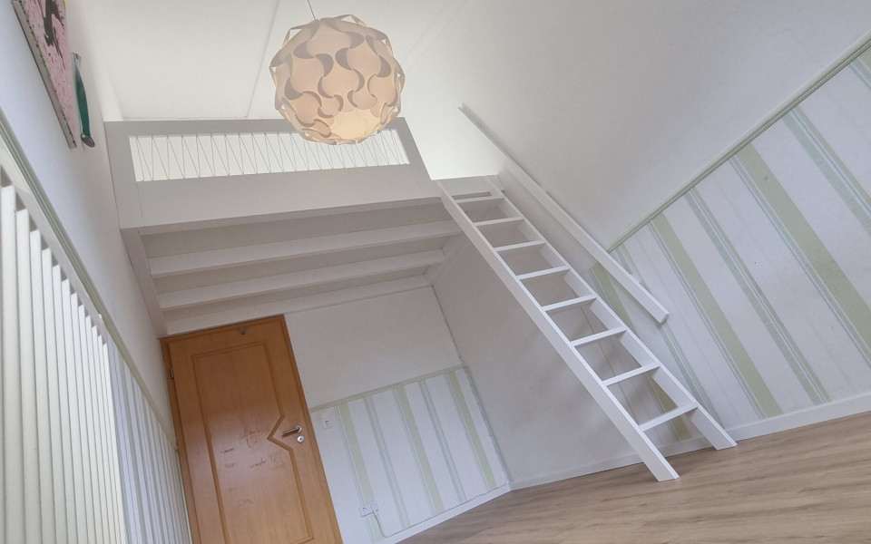 Lassen Sie sich jetzt von uns Ihr Hochbett planen! Senden Sie uns Ihre groben Maße und Vorstellungen – wir beraten Sie persönlich, kostenfrei und unverbindlich. Telefonisch beraten wir Sie ausführlich und unterbreiten Ihnen die ersten Konzepte. Kontaktieren Sie uns heute – für mehr Raum, mehr Design, mehr Qualität.