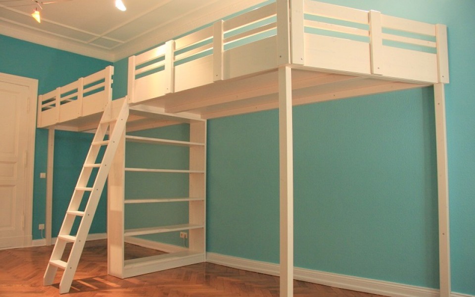Wir gestalten ihren neuen Hochbett-Traum ganz in weiß. Dieses klasse Hochbett mit einer Länge von 4,5 m, inkludiert bei Bedarf gleich ganze 4 Matratzen in der Größe von 1,2 x 2,0m. Wir schaffen ihnen mehr Raum für ihre vier Wände, damit sie und Ihre Kinder sich zu Hause am wohlsten fühlen können.