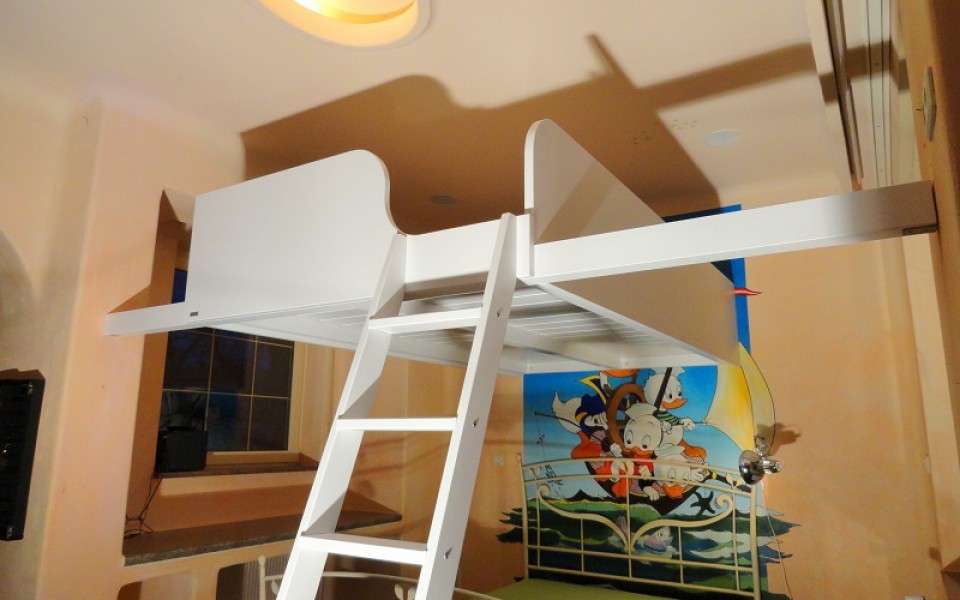 Klassisches Schwebe-Menke-Bett ohne Pfosten im Raum. Sie haben den Platz und wir bauen Ihnen das passende Hochbett, schnell und bequem, im Rund-um-Sorglospaket. Kaufen Sie Ihr Hochbett nur von einer Fachfirma mit Eintragung in die Handwerksrolle A, der zuständigen Handwerkskammer.